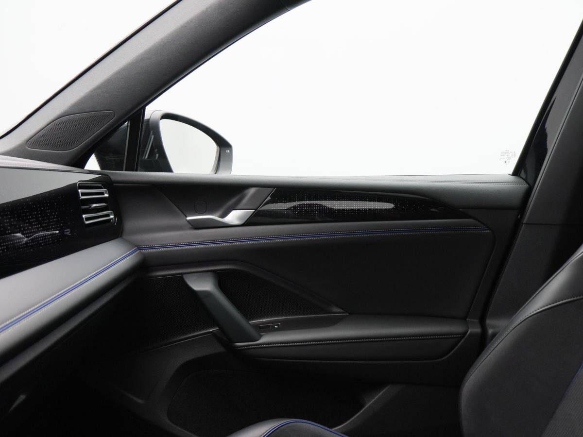 Volkswagen Tiguan Volkswagen Tiguan 1.5 204 Pk eHybrid R-Line | Black Style | Panoramadak | Adaptive Cruise | Trekhaak | Massage | Camera | CarPlay | 20 Inch| 34.103 Km !!