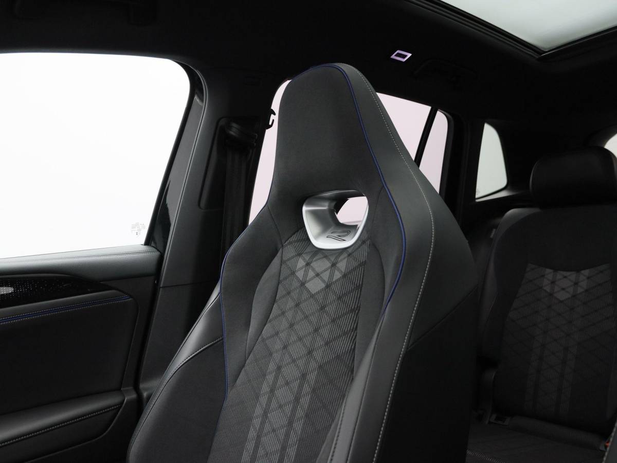 Volkswagen Tiguan Volkswagen Tiguan 1.5 204 Pk eHybrid R-Line | Black Style | Panoramadak | Adaptive Cruise | Trekhaak | Massage | Camera | CarPlay | 20 Inch| 34.103 Km !!