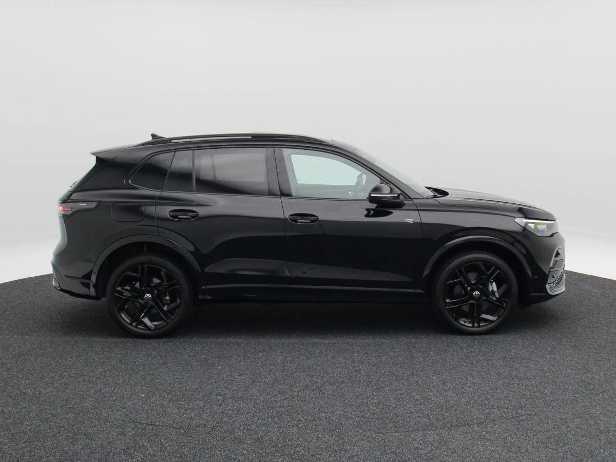Volkswagen Tiguan Volkswagen Tiguan 1.5 204 Pk eHybrid R-Line | Black Style | Panoramadak | Adaptive Cruise | Trekhaak | Massage | Camera | CarPlay | 20 Inch| 34.103 Km !!