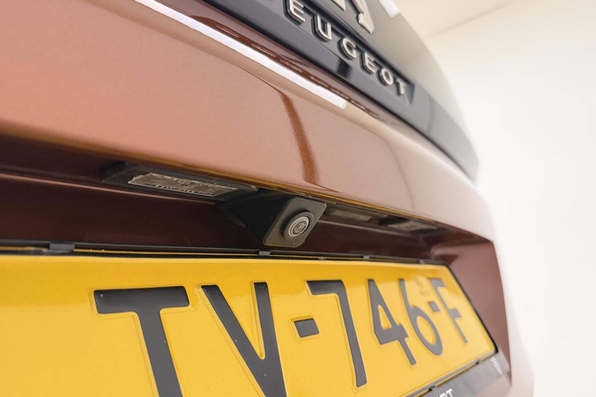 Peugeot 3008 Peugeot 3008 1.2 PureTech Blue Lease Executive Camera l Climate Control l Cruise Control l Apple Carplay & Android Auto l PDC voor en achter l Bluetooth l Lichtmetalen Velgen l Afneembare Trekhaak