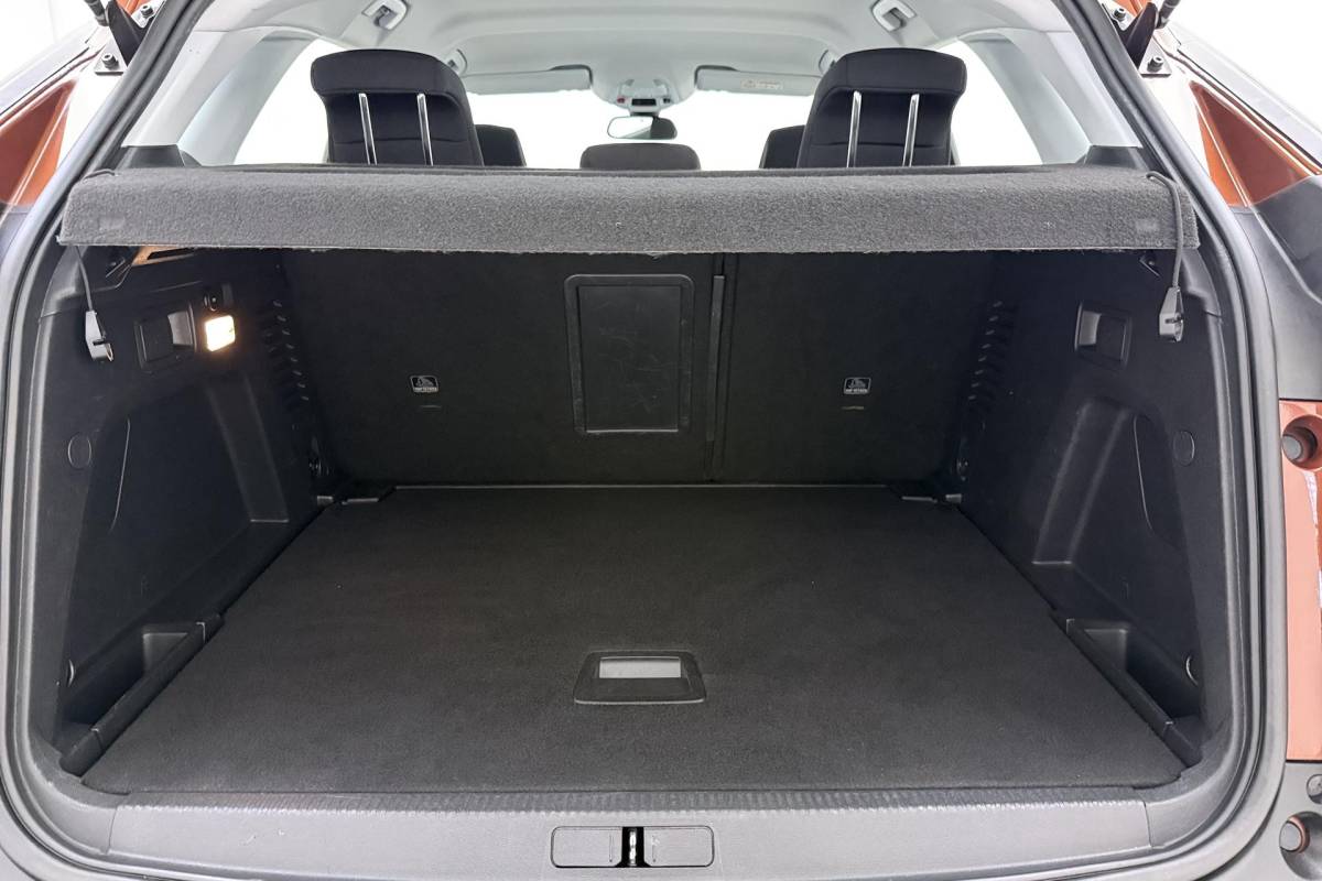 Peugeot 3008 Peugeot 3008 1.2 PureTech Blue Lease Executive Camera l Climate Control l Cruise Control l Apple Carplay & Android Auto l PDC voor en achter l Bluetooth l Lichtmetalen Velgen l Afneembare Trekhaak