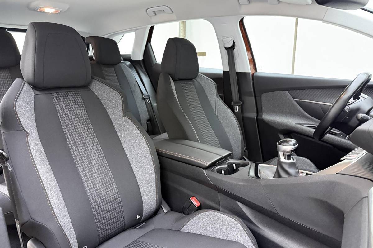 Peugeot 3008 Peugeot 3008 1.2 PureTech Blue Lease Executive Camera l Climate Control l Cruise Control l Apple Carplay & Android Auto l PDC voor en achter l Bluetooth l Lichtmetalen Velgen l Afneembare Trekhaak