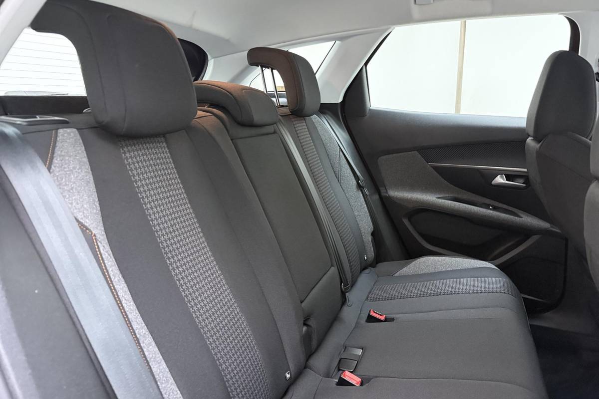 Peugeot 3008 Peugeot 3008 1.2 PureTech Blue Lease Executive Camera l Climate Control l Cruise Control l Apple Carplay & Android Auto l PDC voor en achter l Bluetooth l Lichtmetalen Velgen l Afneembare Trekhaak