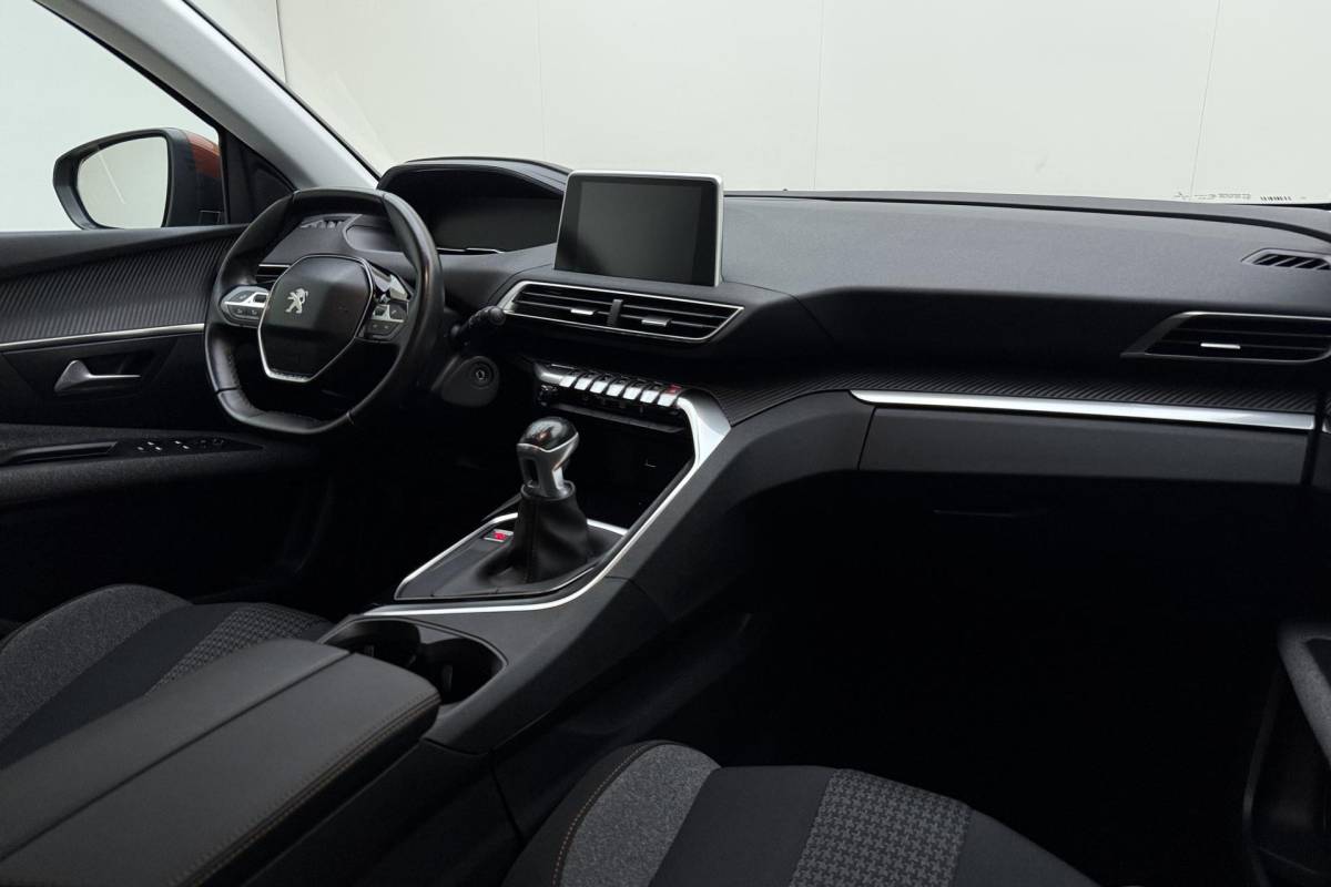 Peugeot 3008 Peugeot 3008 1.2 PureTech Blue Lease Executive Camera l Climate Control l Cruise Control l Apple Carplay & Android Auto l PDC voor en achter l Bluetooth l Lichtmetalen Velgen l Afneembare Trekhaak
