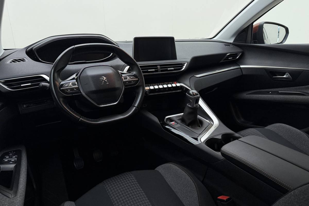 Peugeot 3008 Peugeot 3008 1.2 PureTech Blue Lease Executive Camera l Climate Control l Cruise Control l Apple Carplay & Android Auto l PDC voor en achter l Bluetooth l Lichtmetalen Velgen l Afneembare Trekhaak
