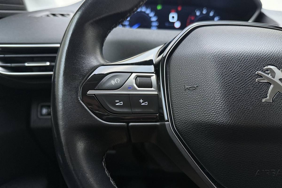 Peugeot 3008 Peugeot 3008 1.2 PureTech Blue Lease Executive Camera l Climate Control l Cruise Control l Apple Carplay & Android Auto l PDC voor en achter l Bluetooth l Lichtmetalen Velgen l Afneembare Trekhaak