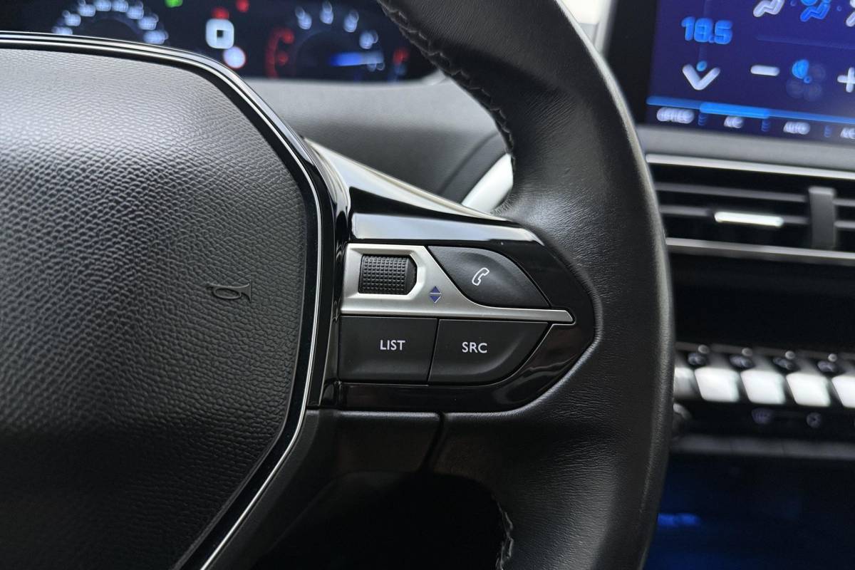 Peugeot 3008 Peugeot 3008 1.2 PureTech Blue Lease Executive Camera l Climate Control l Cruise Control l Apple Carplay & Android Auto l PDC voor en achter l Bluetooth l Lichtmetalen Velgen l Afneembare Trekhaak