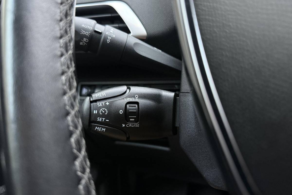 Peugeot 3008 Peugeot 3008 1.2 PureTech Blue Lease Executive Camera l Climate Control l Cruise Control l Apple Carplay & Android Auto l PDC voor en achter l Bluetooth l Lichtmetalen Velgen l Afneembare Trekhaak