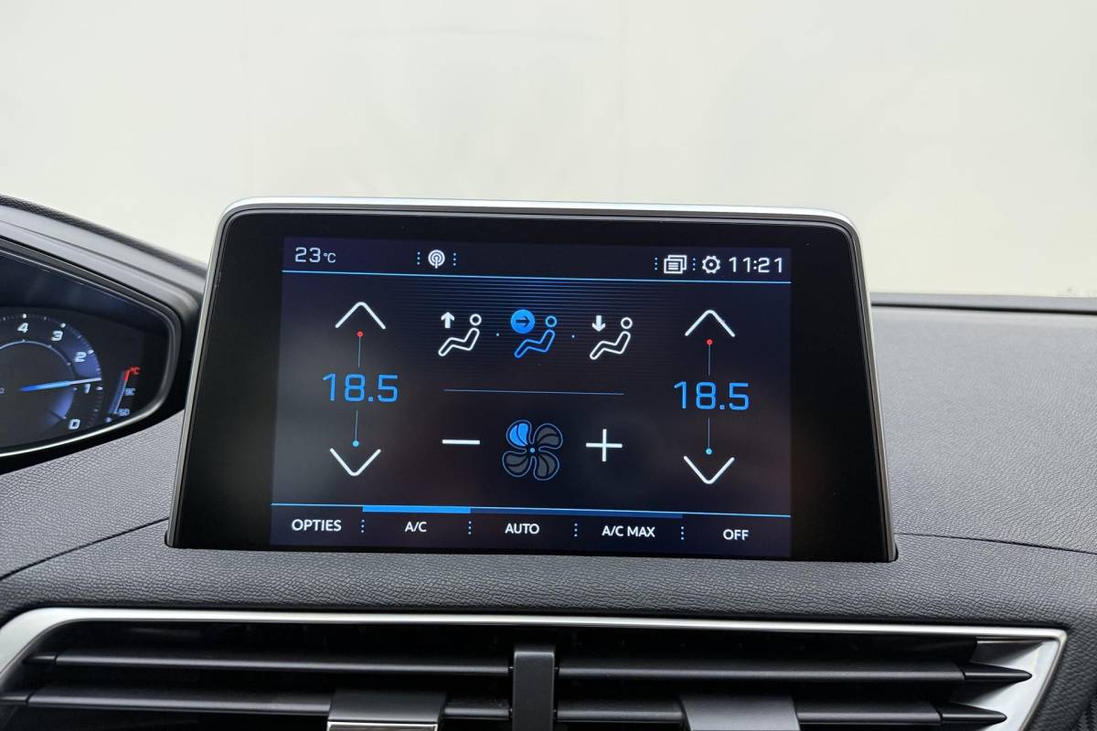 Peugeot 3008 Peugeot 3008 1.2 PureTech Blue Lease Executive Camera l Climate Control l Cruise Control l Apple Carplay & Android Auto l PDC voor en achter l Bluetooth l Lichtmetalen Velgen l Afneembare Trekhaak