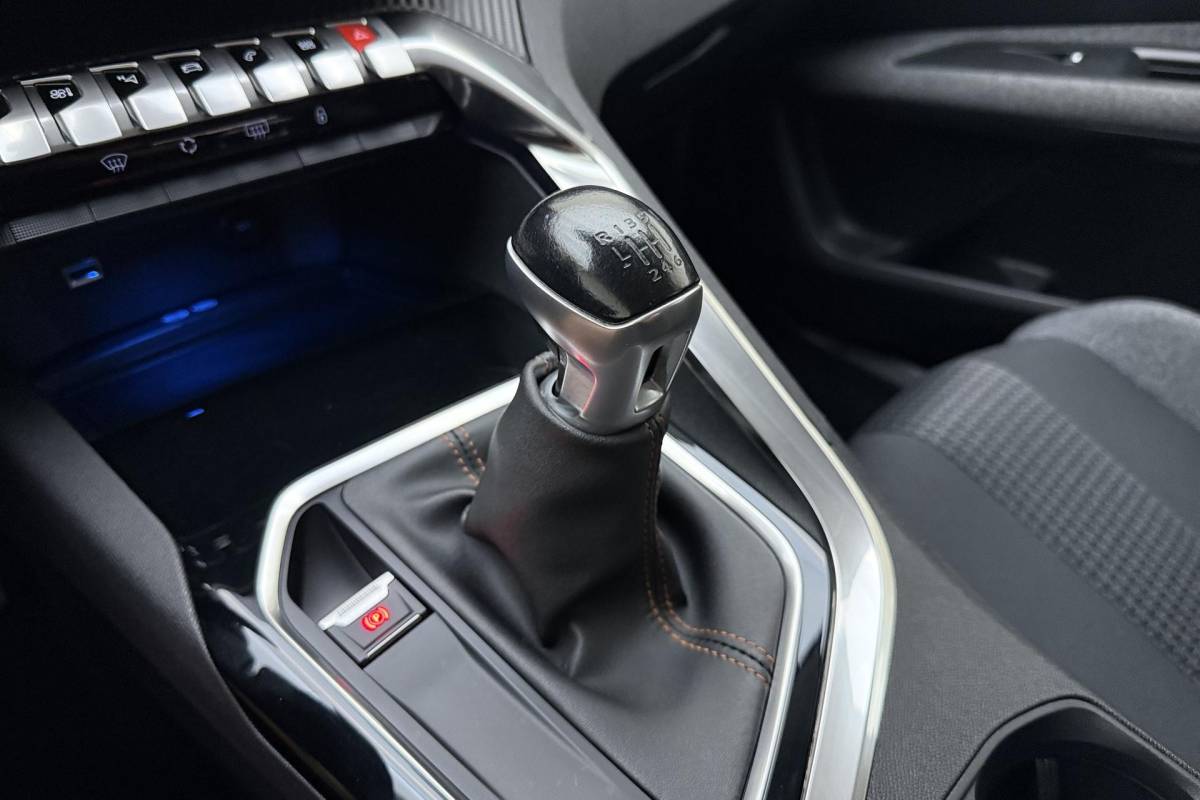 Peugeot 3008 Peugeot 3008 1.2 PureTech Blue Lease Executive Camera l Climate Control l Cruise Control l Apple Carplay & Android Auto l PDC voor en achter l Bluetooth l Lichtmetalen Velgen l Afneembare Trekhaak
