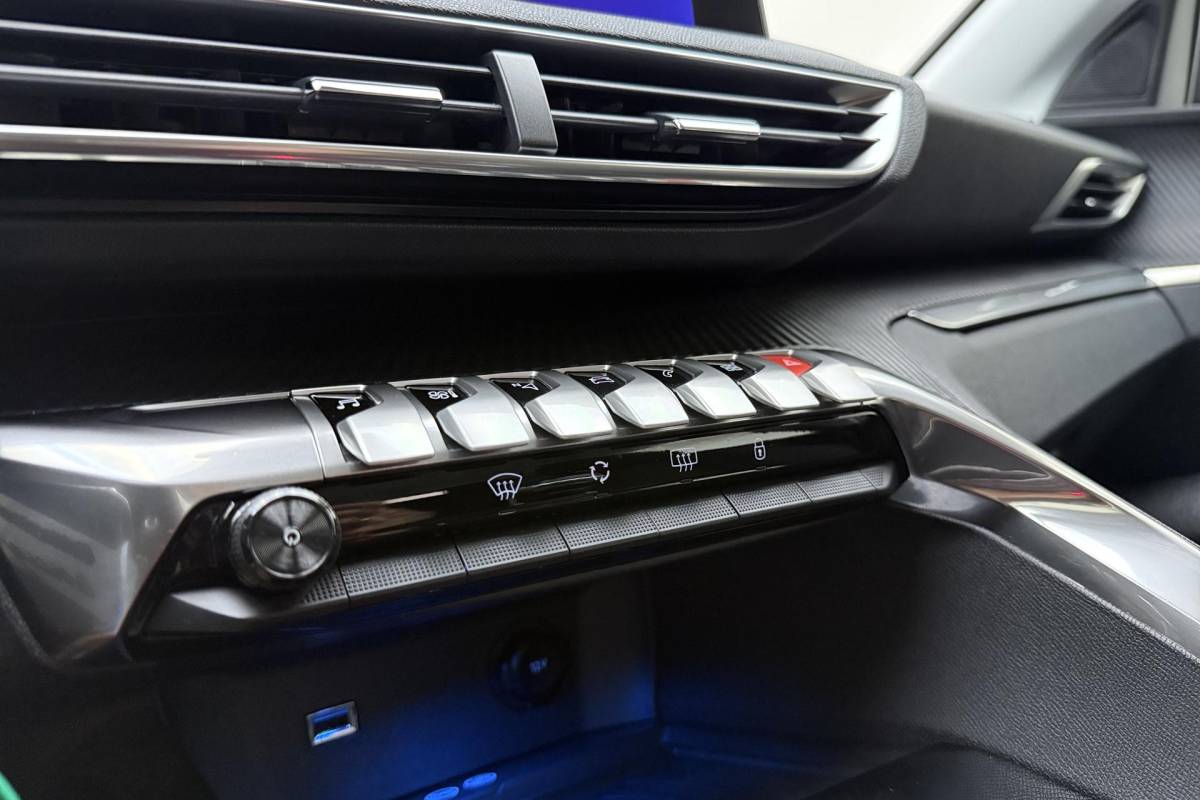 Peugeot 3008 Peugeot 3008 1.2 PureTech Blue Lease Executive Camera l Climate Control l Cruise Control l Apple Carplay & Android Auto l PDC voor en achter l Bluetooth l Lichtmetalen Velgen l Afneembare Trekhaak