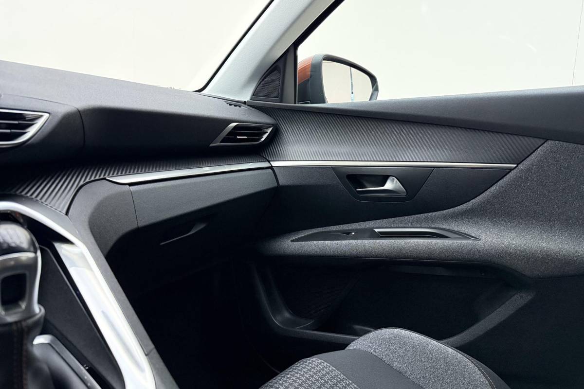 Peugeot 3008 Peugeot 3008 1.2 PureTech Blue Lease Executive Camera l Climate Control l Cruise Control l Apple Carplay & Android Auto l PDC voor en achter l Bluetooth l Lichtmetalen Velgen l Afneembare Trekhaak