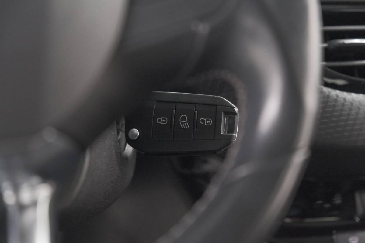 Peugeot 208 Peugeot 208 PureTech 82 Blue Lease Allure | Parkeersensoren | Climate Control | Apple Carplay | 16 Inch Lichtmetalen Velgen