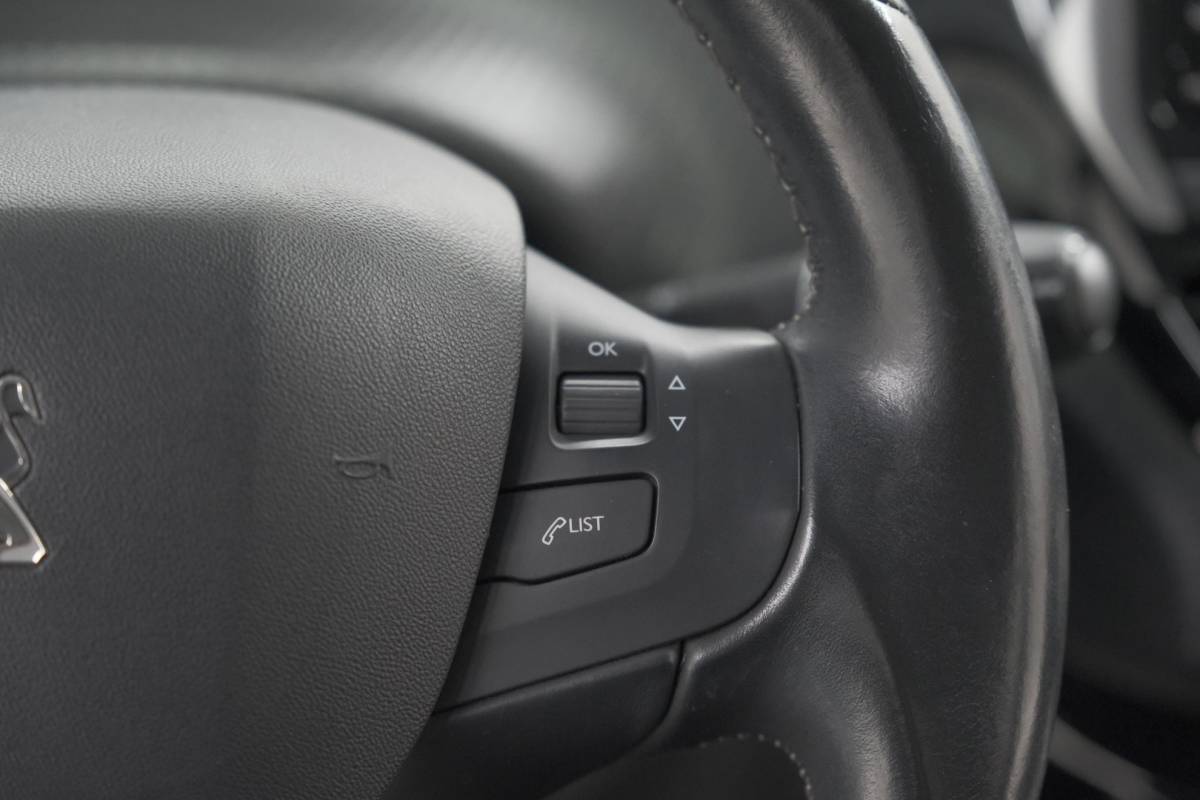 Peugeot 208 Peugeot 208 PureTech 82 Blue Lease Allure | Parkeersensoren | Climate Control | Apple Carplay | 16 Inch Lichtmetalen Velgen