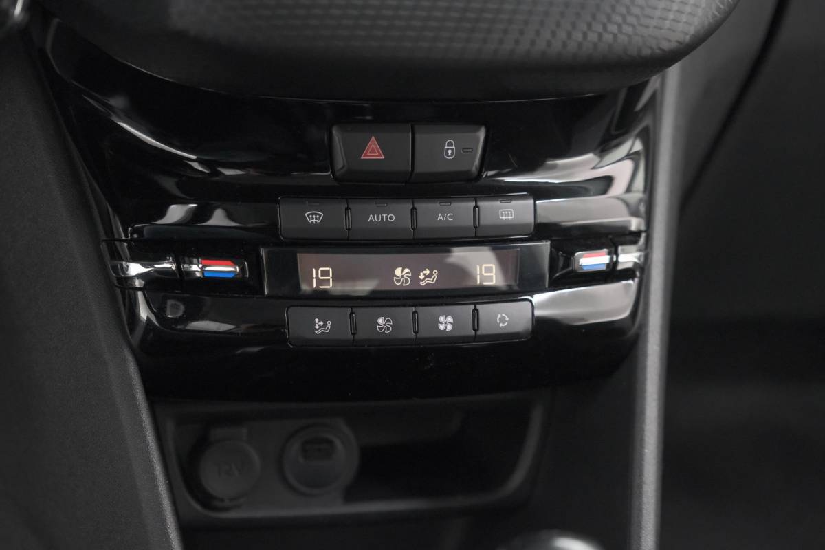 Peugeot 208 Peugeot 208 PureTech 82 Blue Lease Allure | Parkeersensoren | Climate Control | Apple Carplay | 16 Inch Lichtmetalen Velgen