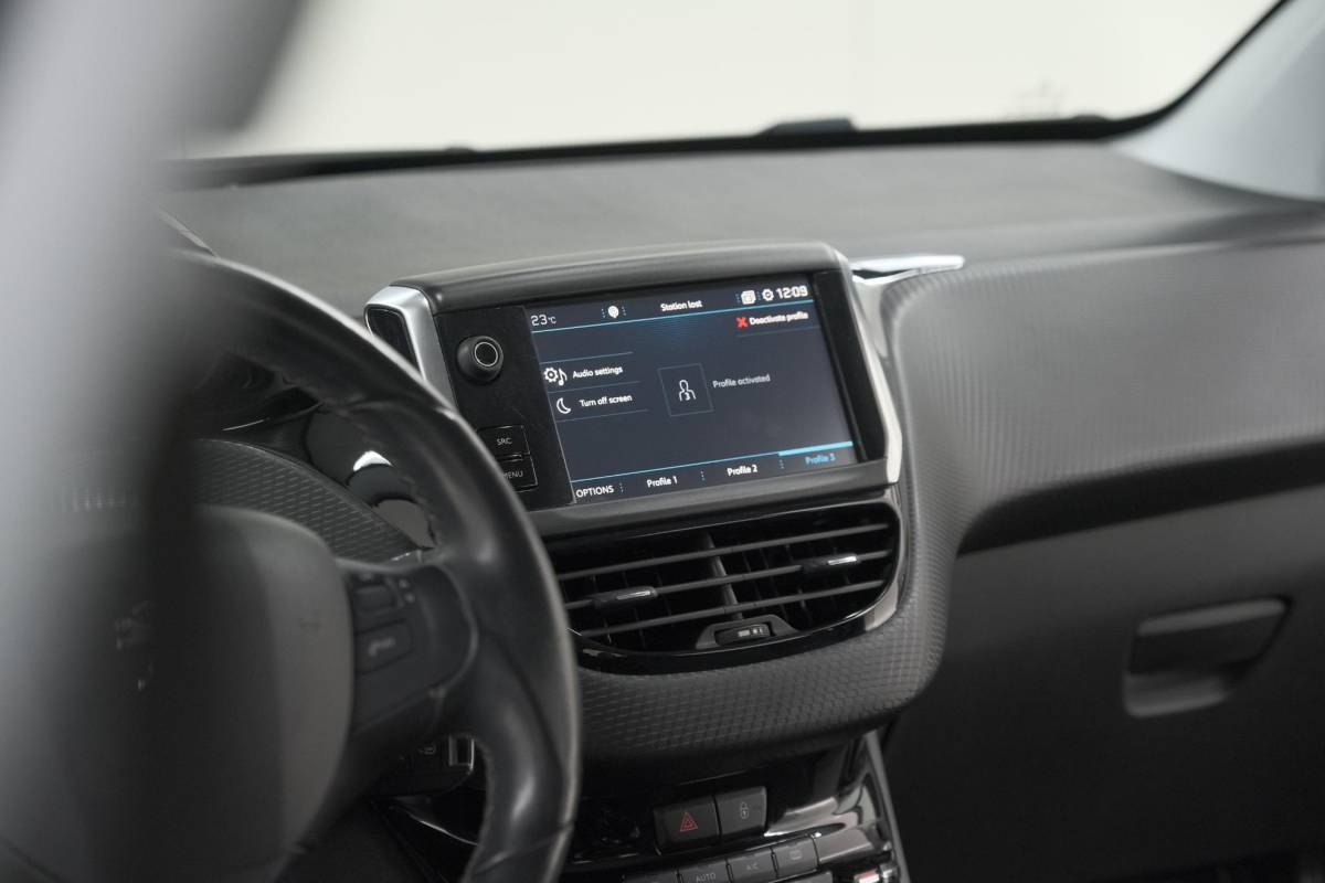 Peugeot 208 Peugeot 208 PureTech 82 Blue Lease Allure | Parkeersensoren | Climate Control | Apple Carplay | 16 Inch Lichtmetalen Velgen