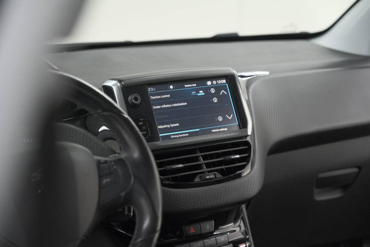 Peugeot 208 Peugeot 208 PureTech 82 Blue Lease Allure | Parkeersensoren | Climate Control | Apple Carplay | 16 Inch Lichtmetalen Velgen