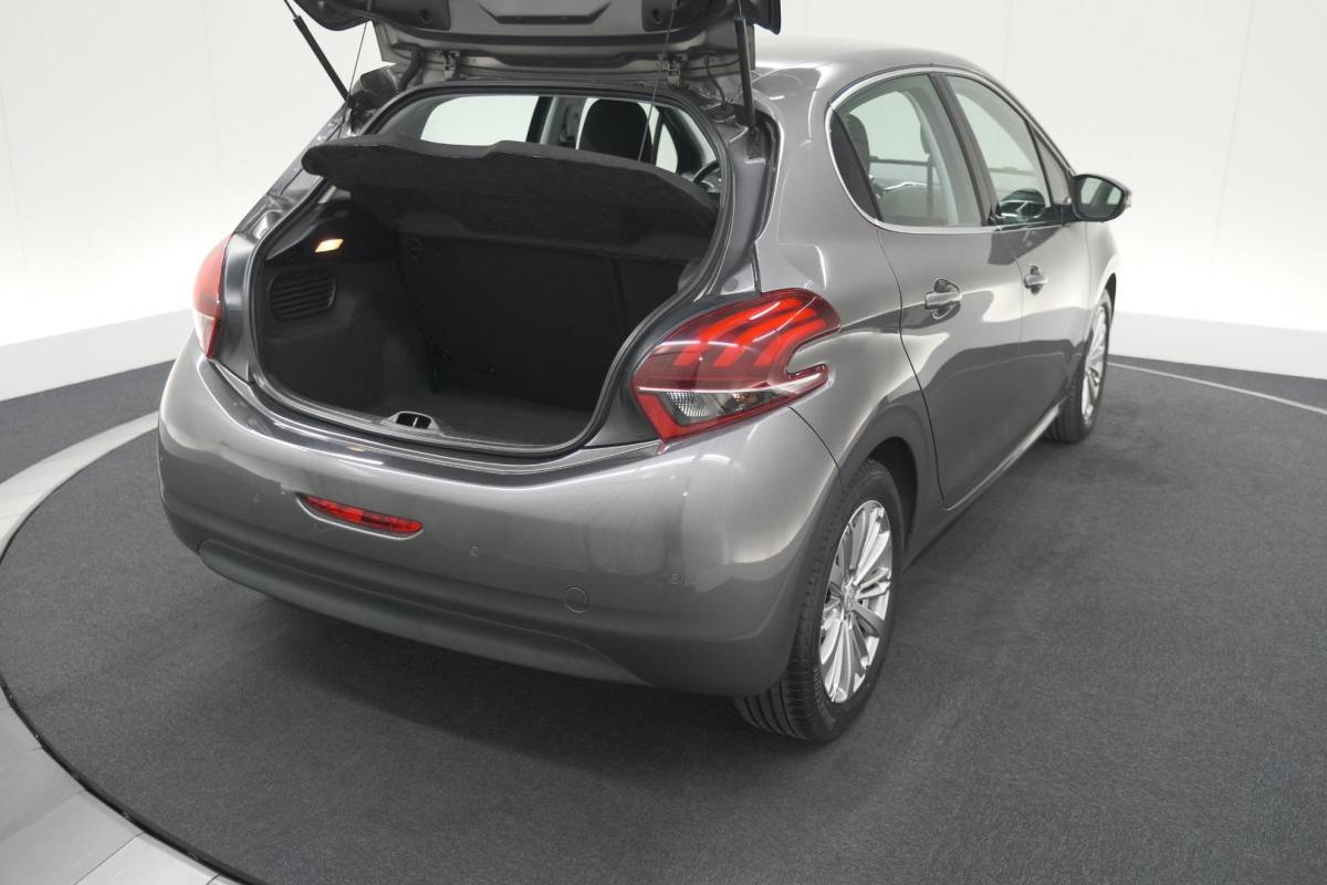 Peugeot 208 Peugeot 208 PureTech 82 Blue Lease Allure | Parkeersensoren | Climate Control | Apple Carplay | 16 Inch Lichtmetalen Velgen