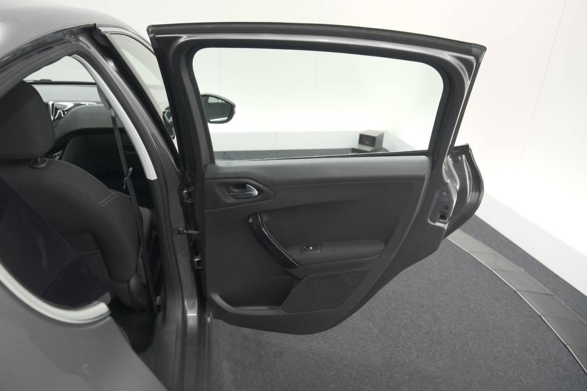 Peugeot 208 Peugeot 208 PureTech 82 Blue Lease Allure | Parkeersensoren | Climate Control | Apple Carplay | 16 Inch Lichtmetalen Velgen