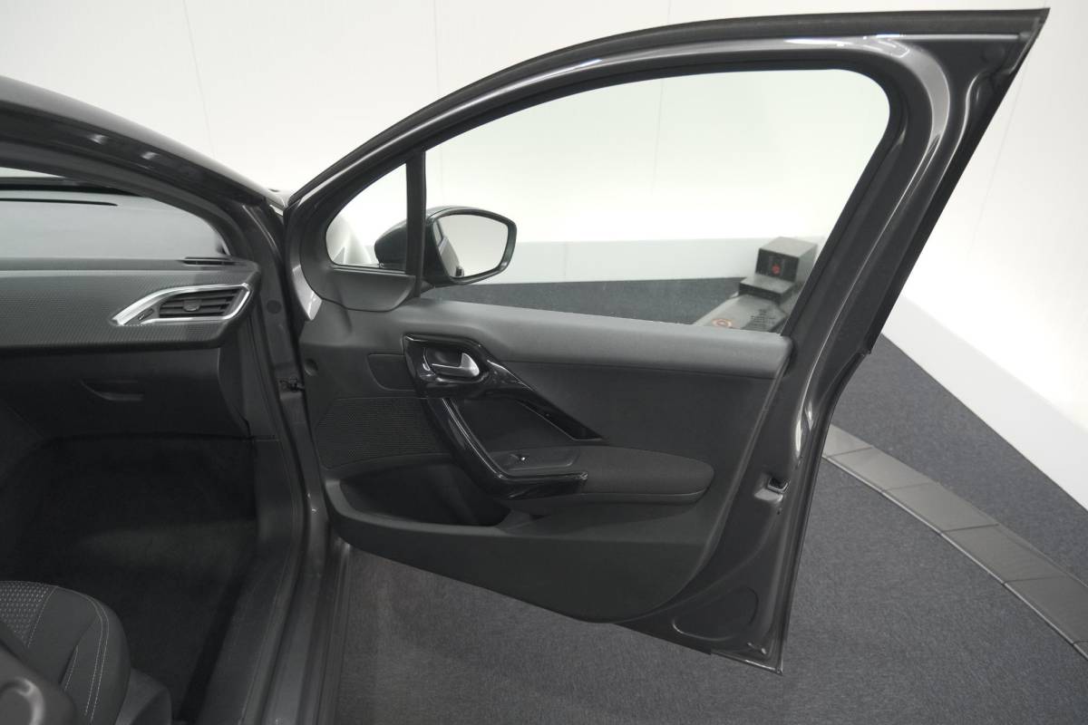 Peugeot 208 Peugeot 208 PureTech 82 Blue Lease Allure | Parkeersensoren | Climate Control | Apple Carplay | 16 Inch Lichtmetalen Velgen