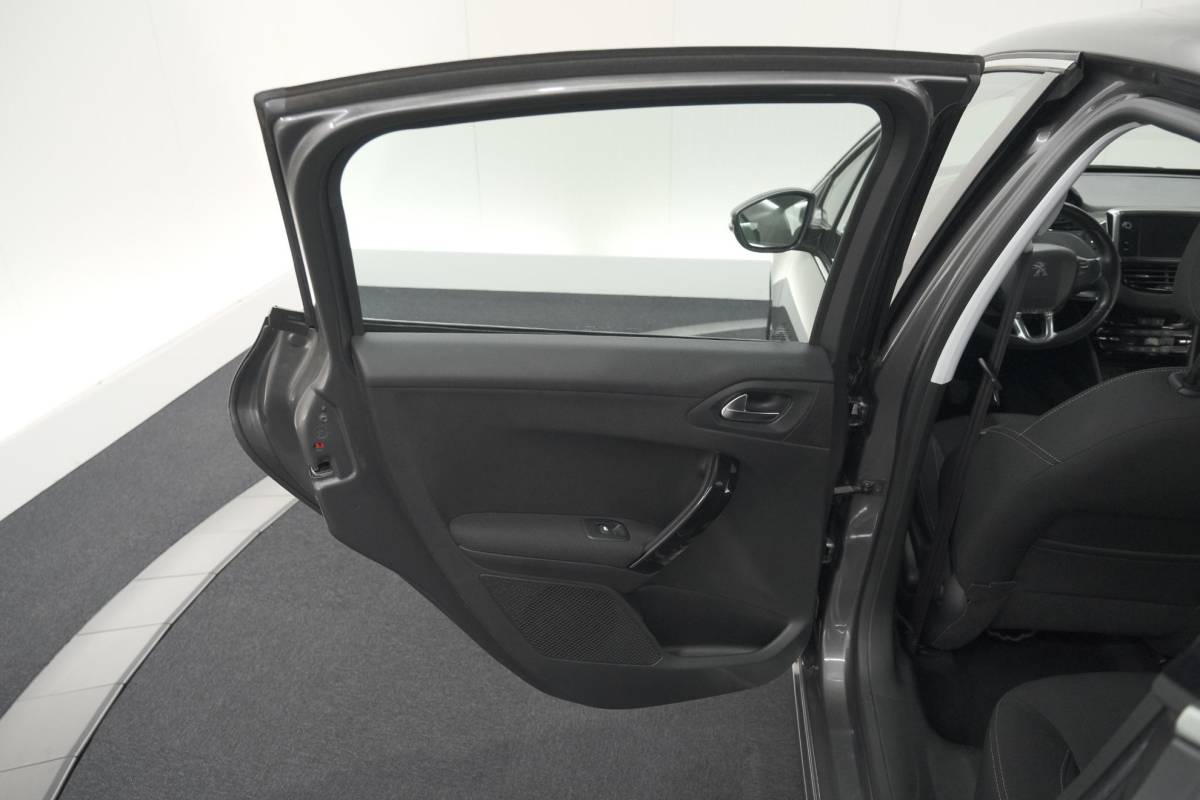 Peugeot 208 Peugeot 208 PureTech 82 Blue Lease Allure | Parkeersensoren | Climate Control | Apple Carplay | 16 Inch Lichtmetalen Velgen