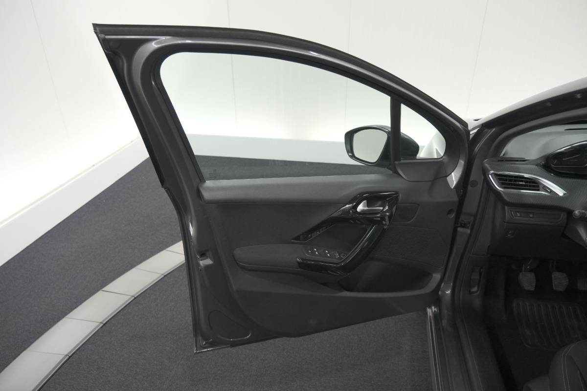 Peugeot 208 Peugeot 208 PureTech 82 Blue Lease Allure | Parkeersensoren | Climate Control | Apple Carplay | 16 Inch Lichtmetalen Velgen