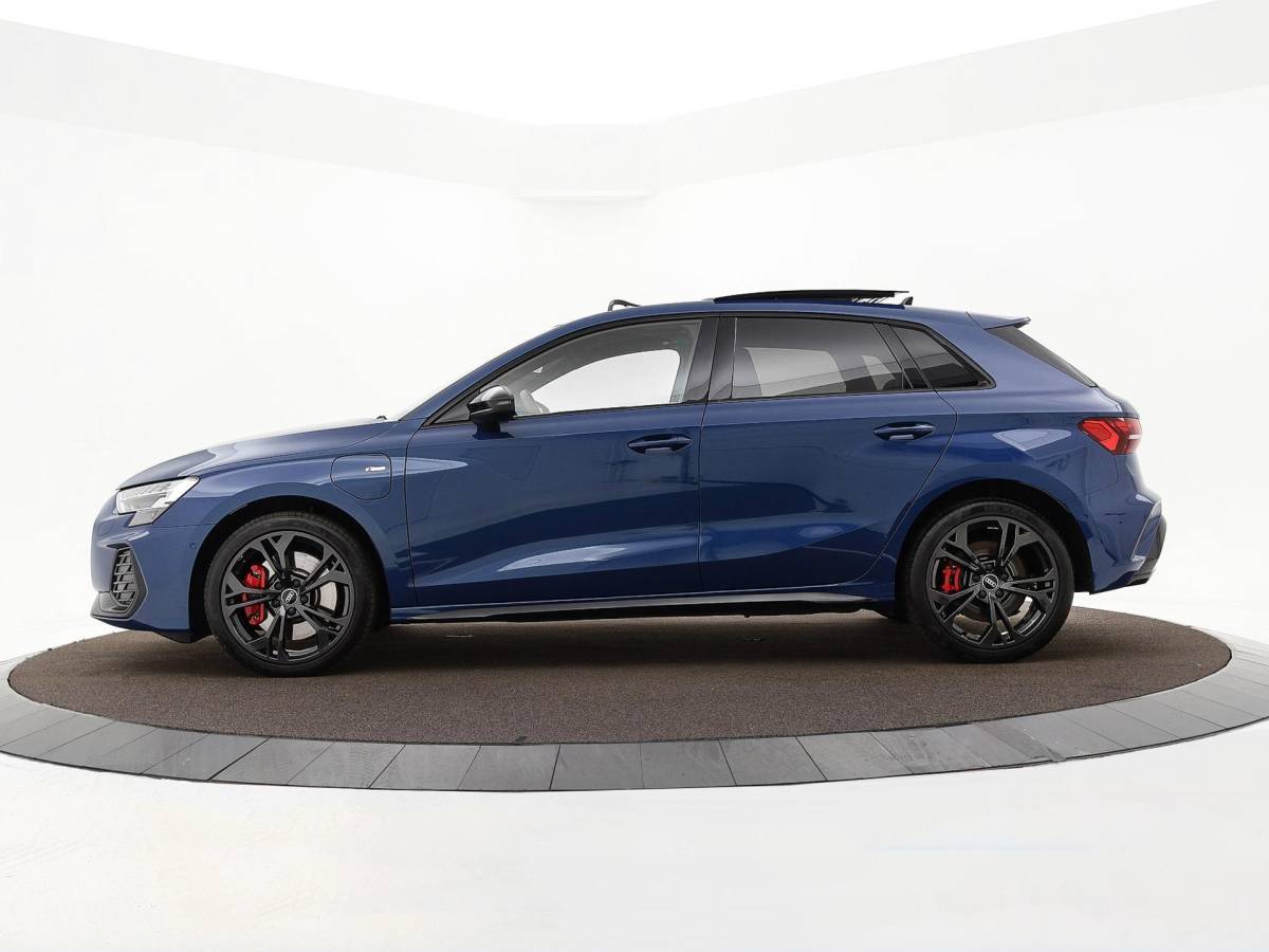 Audi A3 Audi A3 Sportback 1.5 e-hybrid 272pk S-Tronic S edition Competition · Panoramadak · Camera · Leder Nappa · Elek. Bestuurdersstoel · Elek. Achterklep · Garantie t/m 23-10-2030 of 100.000km