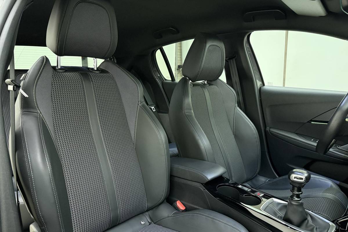 Peugeot 208 Peugeot 208 1.2T 100pk GT 3D-Cockpit l Keyless l | Achteruitrijcamera | LED l Voorstoelen Verwarmd l Apple Carplay & Android Auto 10” l Navigatie l Lichtmetalen Velgen l Parkeersensoren