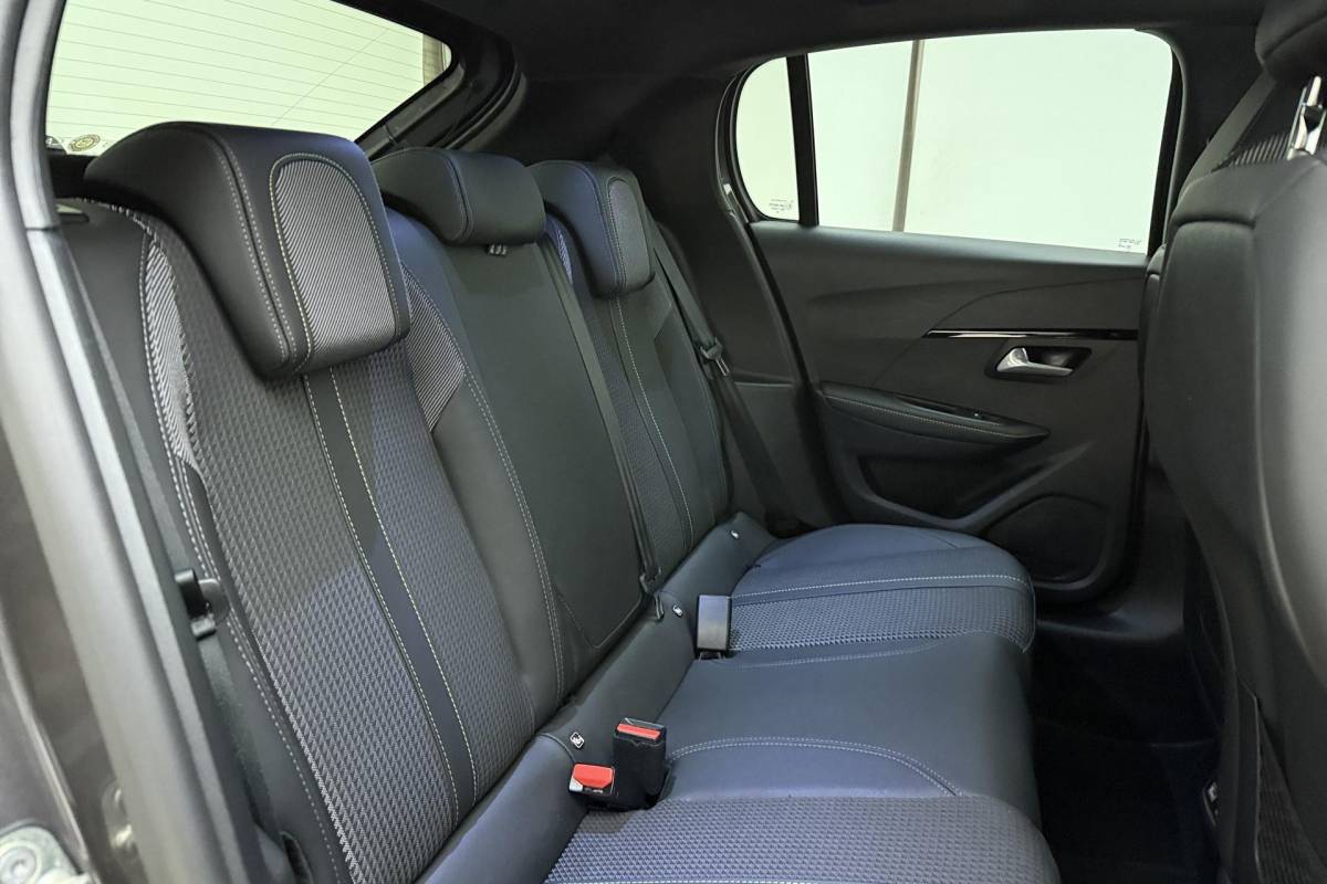 Peugeot 208 Peugeot 208 1.2T 100pk GT 3D-Cockpit l Keyless l | Achteruitrijcamera | LED l Voorstoelen Verwarmd l Apple Carplay & Android Auto 10” l Navigatie l Lichtmetalen Velgen l Parkeersensoren