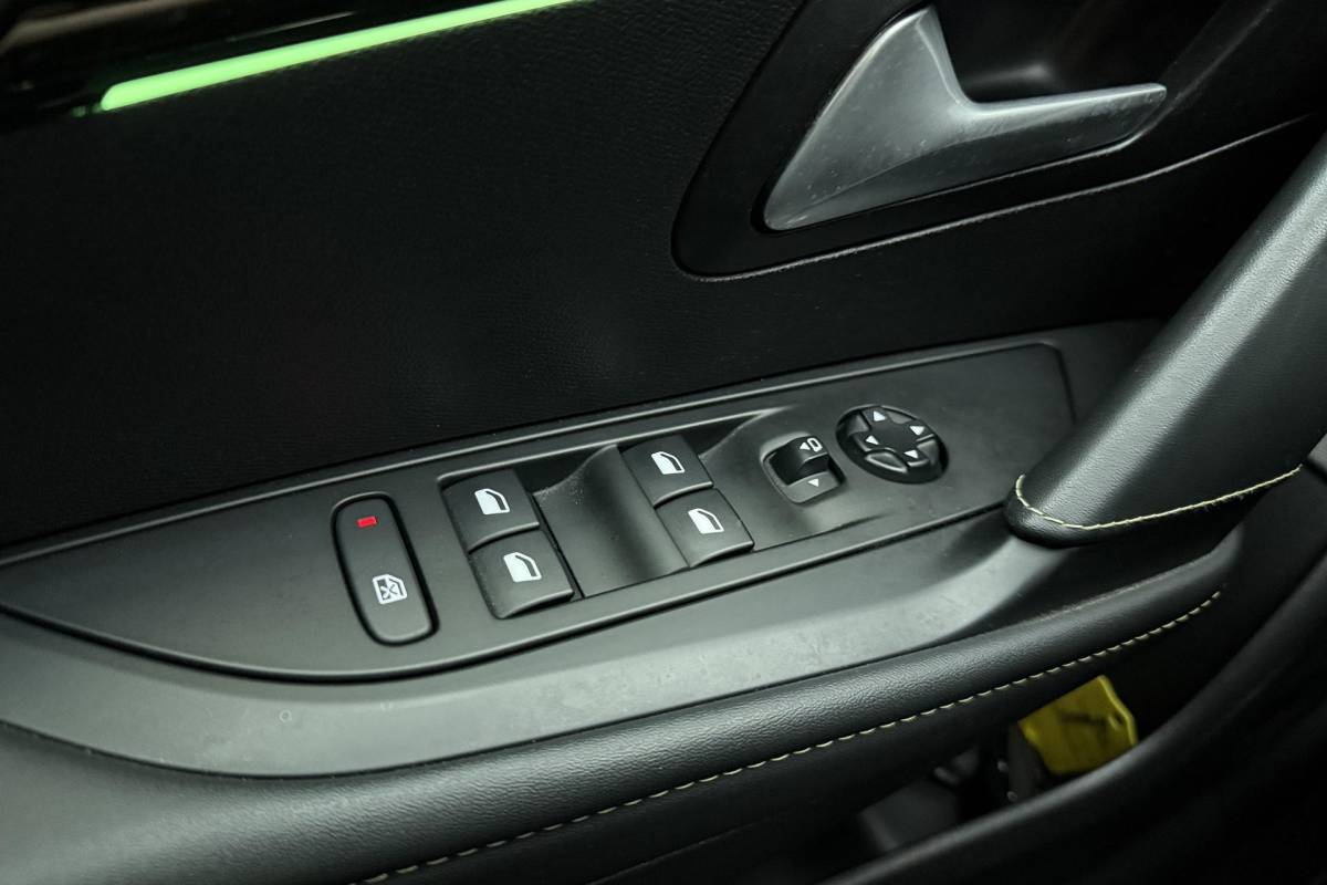 Peugeot 208 Peugeot 208 1.2T 100pk GT 3D-Cockpit l Keyless l | Achteruitrijcamera | LED l Voorstoelen Verwarmd l Apple Carplay & Android Auto 10” l Navigatie l Lichtmetalen Velgen l Parkeersensoren