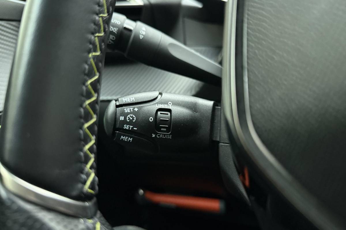 Peugeot 208 Peugeot 208 1.2T 100pk GT 3D-Cockpit l Keyless l | Achteruitrijcamera | LED l Voorstoelen Verwarmd l Apple Carplay & Android Auto 10” l Navigatie l Lichtmetalen Velgen l Parkeersensoren