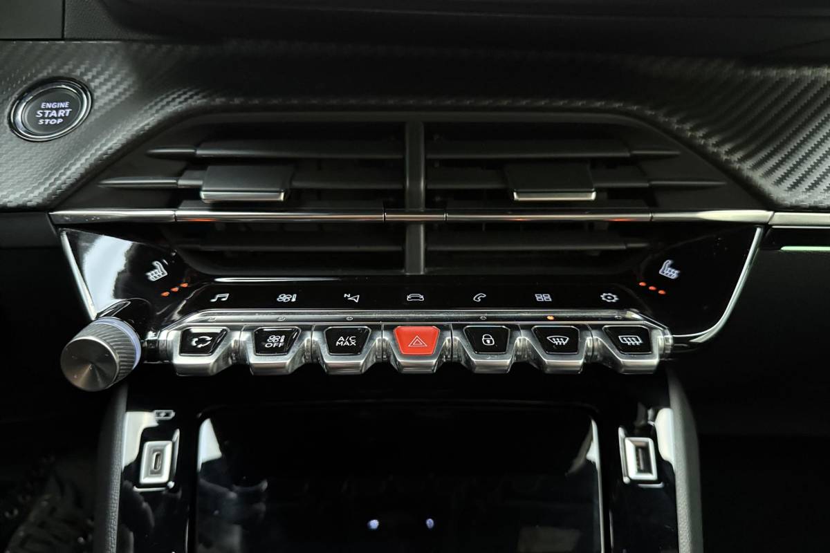 Peugeot 208 Peugeot 208 1.2T 100pk GT 3D-Cockpit l Keyless l | Achteruitrijcamera | LED l Voorstoelen Verwarmd l Apple Carplay & Android Auto 10” l Navigatie l Lichtmetalen Velgen l Parkeersensoren