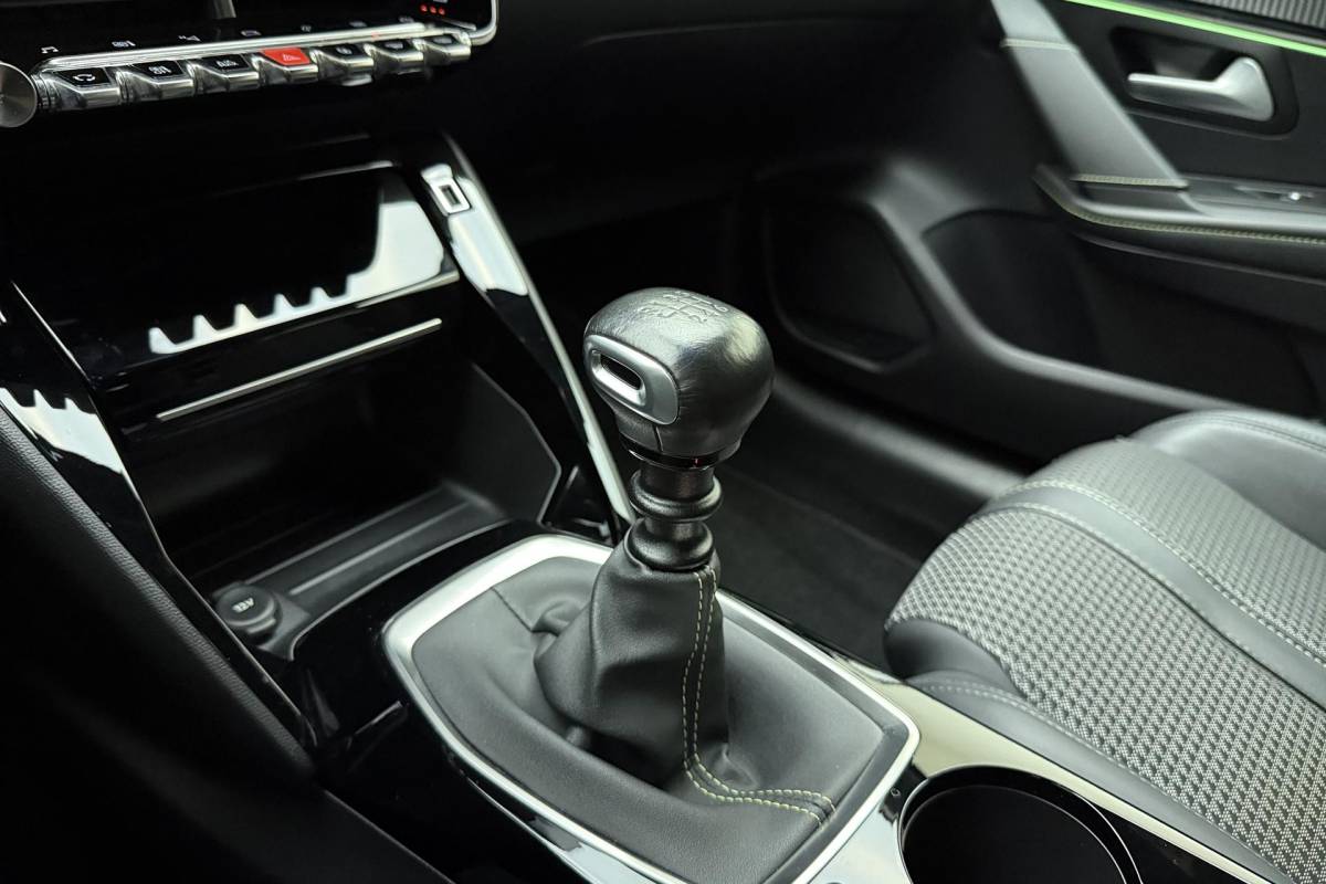 Peugeot 208 Peugeot 208 1.2T 100pk GT 3D-Cockpit l Keyless l | Achteruitrijcamera | LED l Voorstoelen Verwarmd l Apple Carplay & Android Auto 10” l Navigatie l Lichtmetalen Velgen l Parkeersensoren