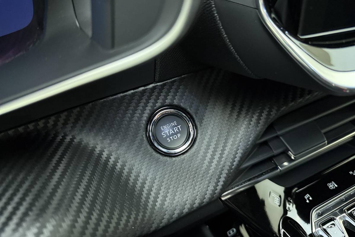 Peugeot 208 Peugeot 208 1.2T 100pk GT 3D-Cockpit l Keyless l | Achteruitrijcamera | LED l Voorstoelen Verwarmd l Apple Carplay & Android Auto 10” l Navigatie l Lichtmetalen Velgen l Parkeersensoren