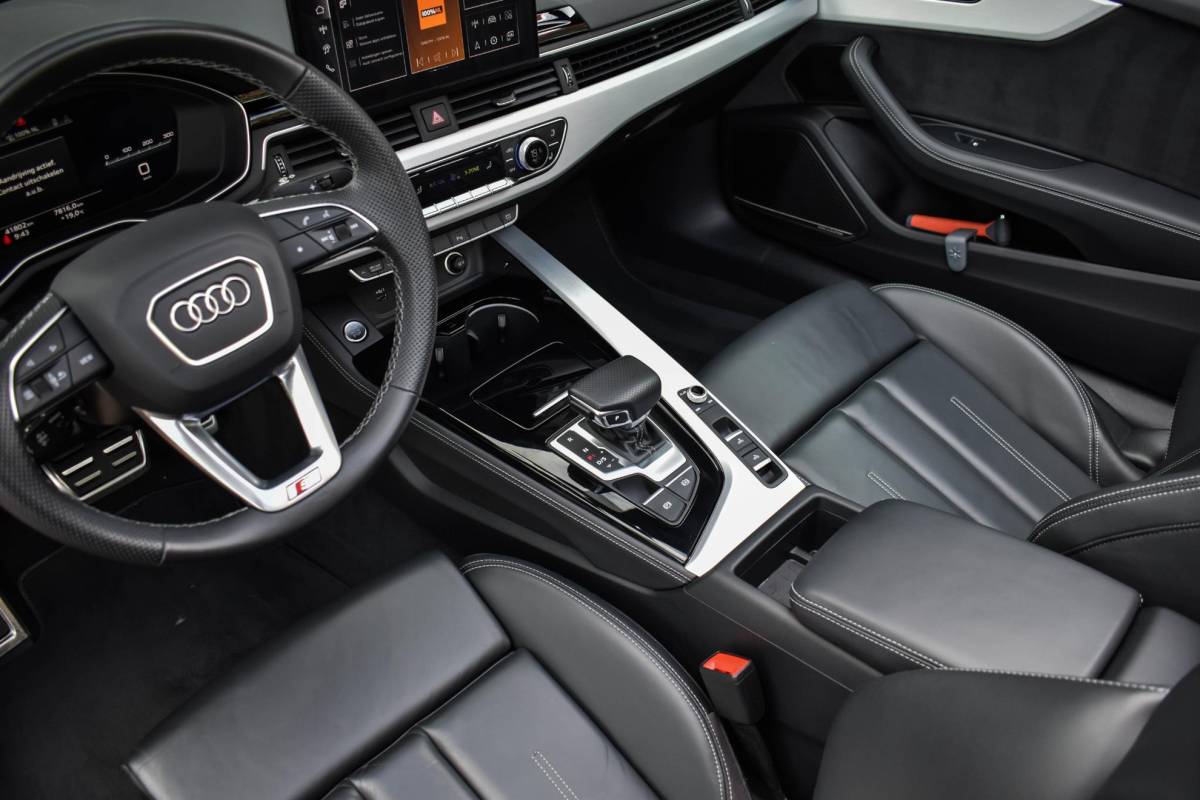 Audi A5 Audi A5 Cabriolet 40 TFSI S edition Leder B&O Elc Stoel Airscarf BTW