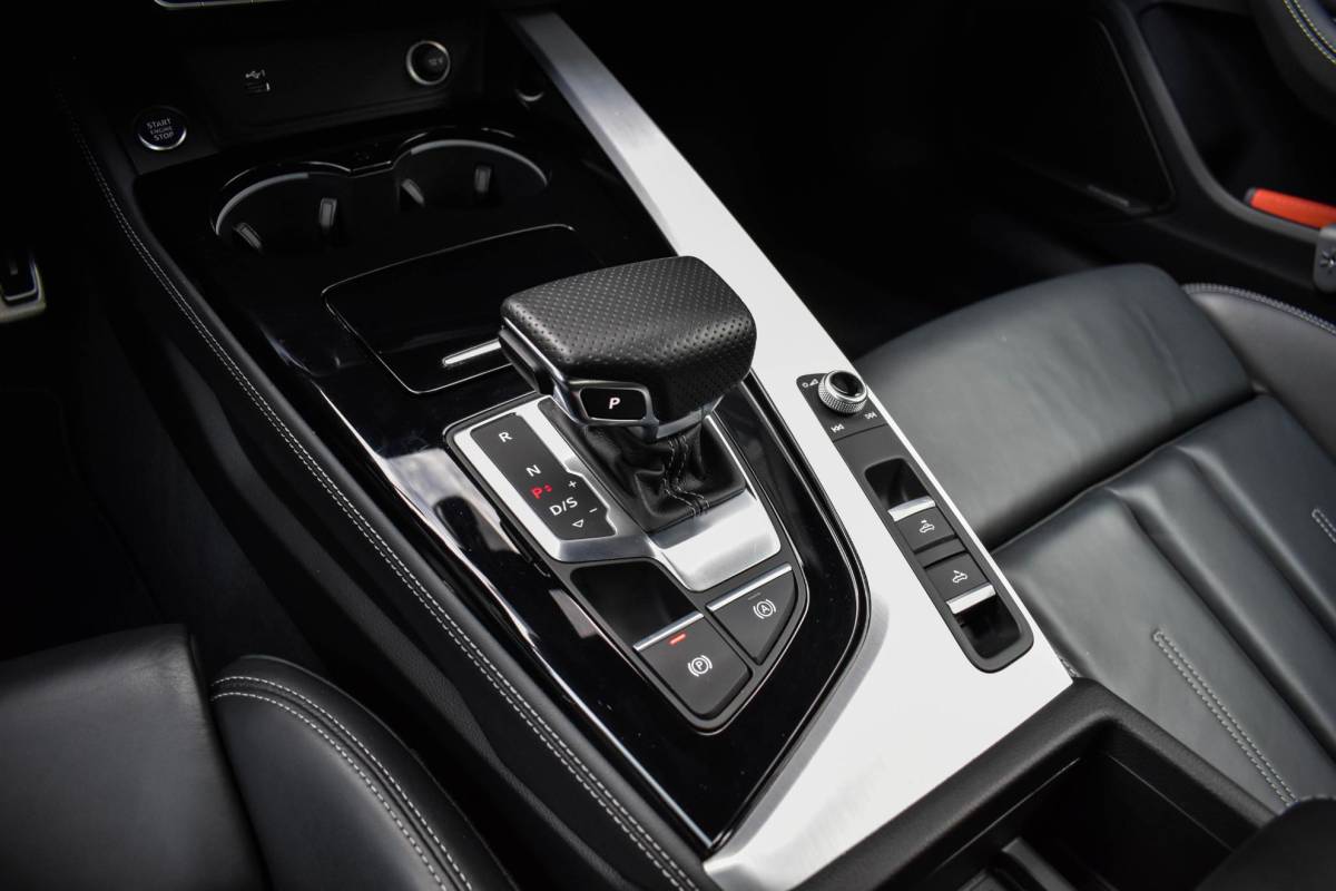 Audi A5 Audi A5 Cabriolet 40 TFSI S edition Leder B&O Elc Stoel Airscarf BTW