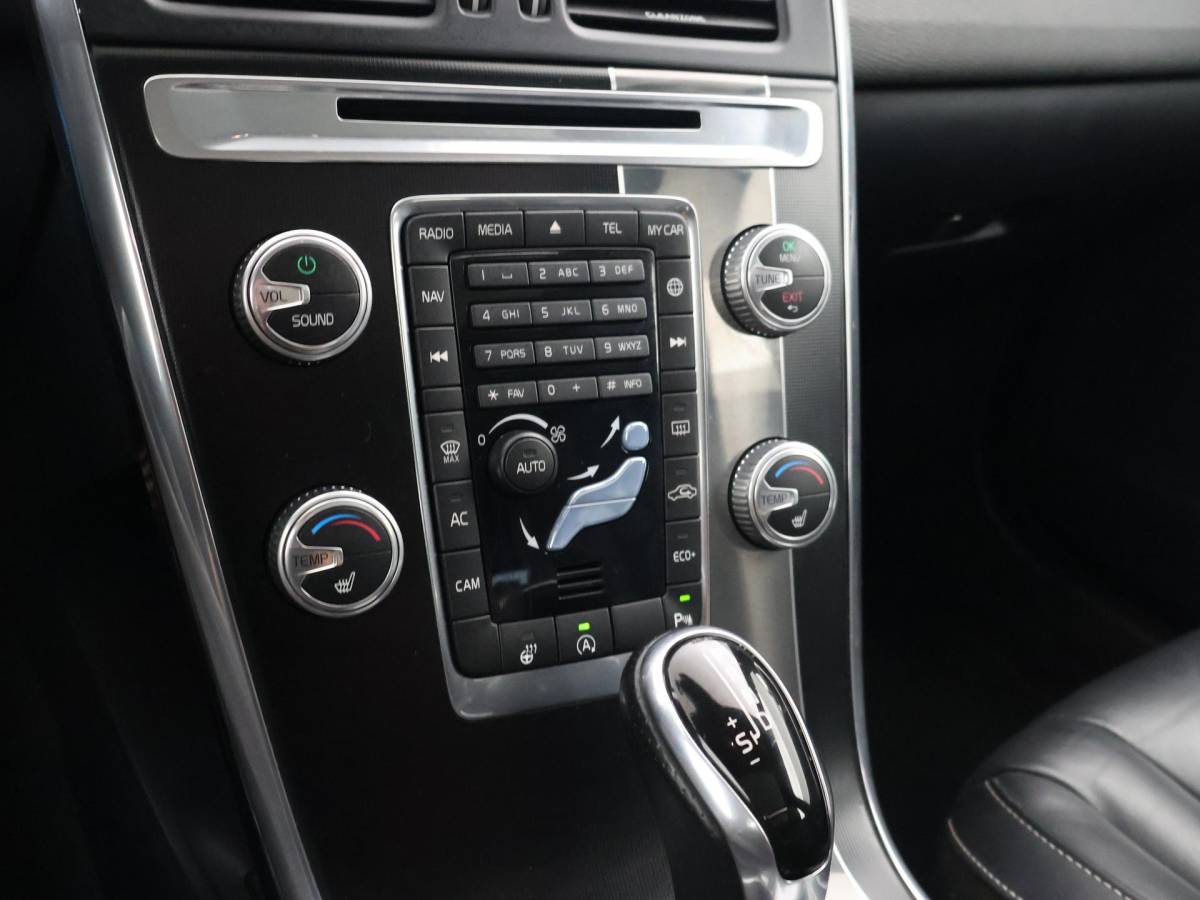 Volvo XC60 Volvo XC60 2.0 T5 245 PK R-DESIGN + LEDER | PANORAMA | AFN. TREKHAAK | 20 INCH LMV | CAMERA | STOEL/STUURVERW.