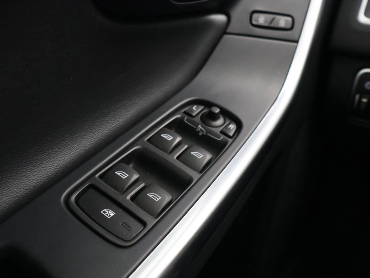 Volvo XC60 Volvo XC60 2.0 T5 245 PK R-DESIGN + LEDER | PANORAMA | AFN. TREKHAAK | 20 INCH LMV | CAMERA | STOEL/STUURVERW.