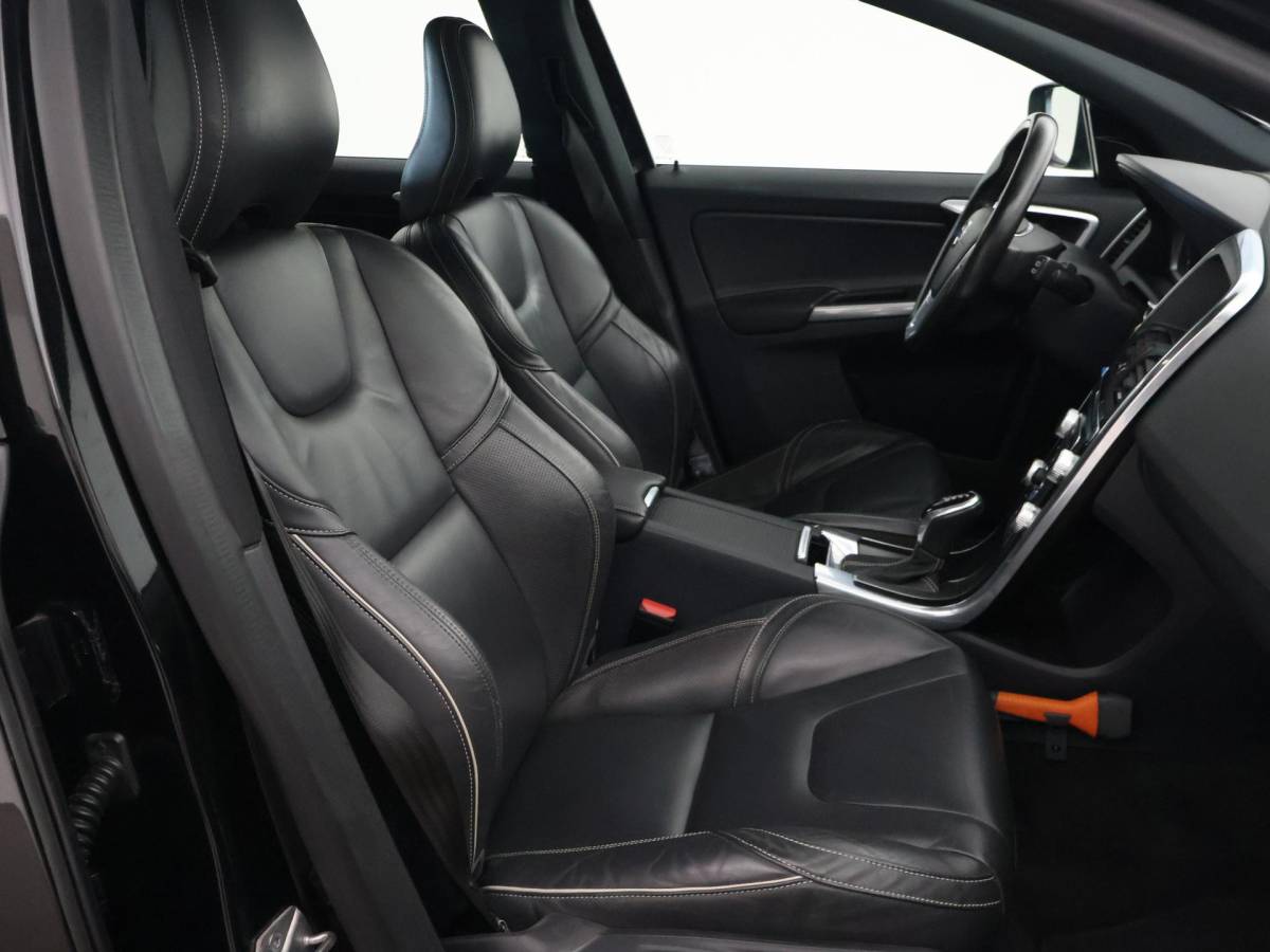 Volvo XC60 Volvo XC60 2.0 T5 245 PK R-DESIGN + LEDER | PANORAMA | AFN. TREKHAAK | 20 INCH LMV | CAMERA | STOEL/STUURVERW.