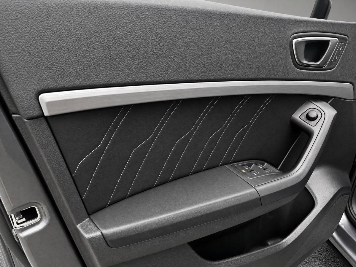 SEAT Ateca SEAT Ateca FR Business Intense 1.5 TSI 110 kW / 150 PK SUV 7 | Graphite Grey | Glossy Black Velgen | 5000,- Euro Korting!!