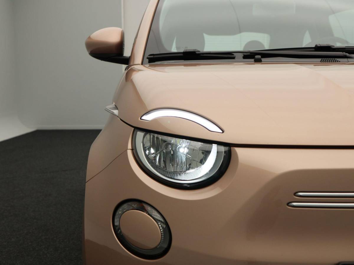 Fiat 500 Fiat 500 3+1 Icon 42 kWh | Navigatie | Climate Controle | 17 Inch | Parkeersensoren | Bluetooth | 40.959 Km!!