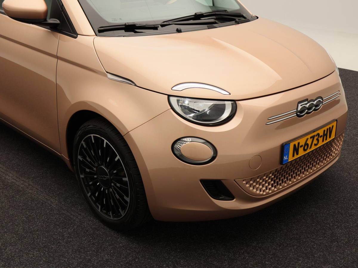 Fiat 500 Fiat 500 3+1 Icon 42 kWh | Navigatie | Climate Controle | 17 Inch | Parkeersensoren | Bluetooth | 40.959 Km!!