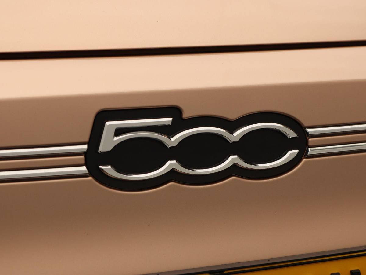 Fiat 500 Fiat 500 3+1 Icon 42 kWh | Navigatie | Climate Controle | 17 Inch | Parkeersensoren | Bluetooth | 40.959 Km!!