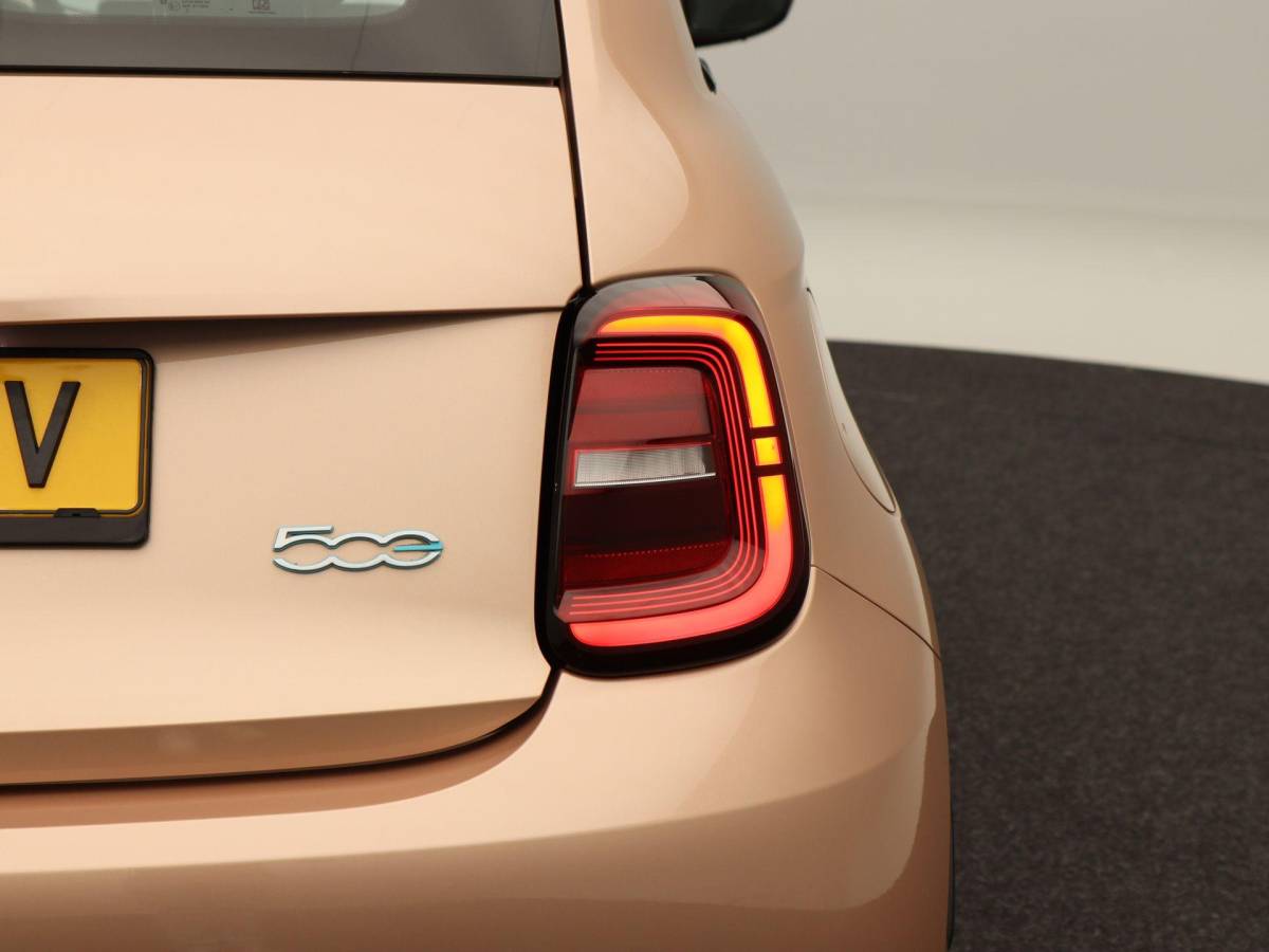 Fiat 500 Fiat 500 3+1 Icon 42 kWh | Navigatie | Climate Controle | 17 Inch | Parkeersensoren | Bluetooth | 40.959 Km!!