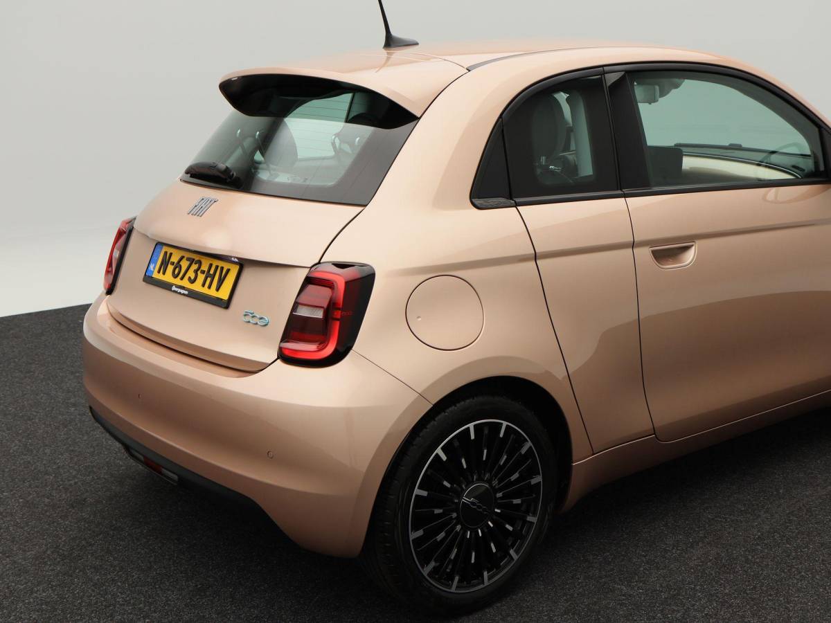 Fiat 500 Fiat 500 3+1 Icon 42 kWh | Navigatie | Climate Controle | 17 Inch | Parkeersensoren | Bluetooth | 40.959 Km!!