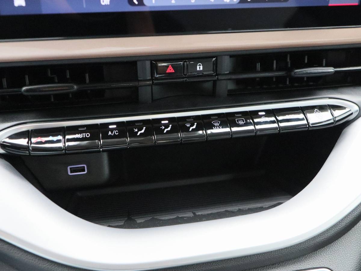 Fiat 500 Fiat 500 3+1 Icon 42 kWh | Navigatie | Climate Controle | 17 Inch | Parkeersensoren | Bluetooth | 40.959 Km!!
