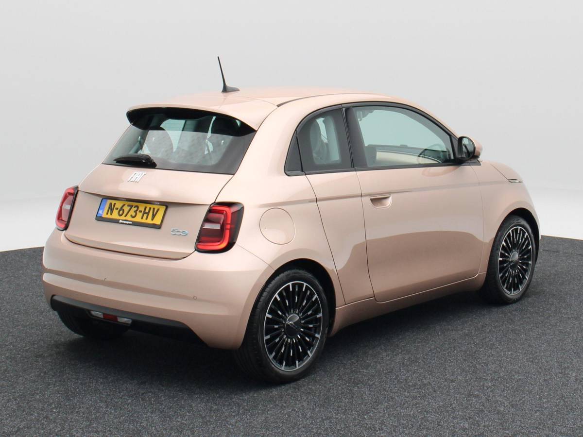 Fiat 500 Fiat 500 3+1 Icon 42 kWh | Navigatie | Climate Controle | 17 Inch | Parkeersensoren | Bluetooth | 40.959 Km!!