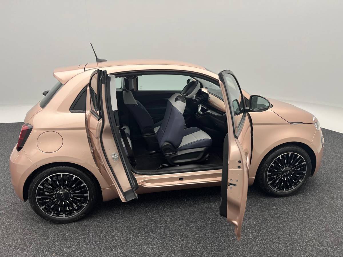 Fiat 500 Fiat 500 3+1 Icon 42 kWh | Navigatie | Climate Controle | 17 Inch | Parkeersensoren | Bluetooth | 40.959 Km!!