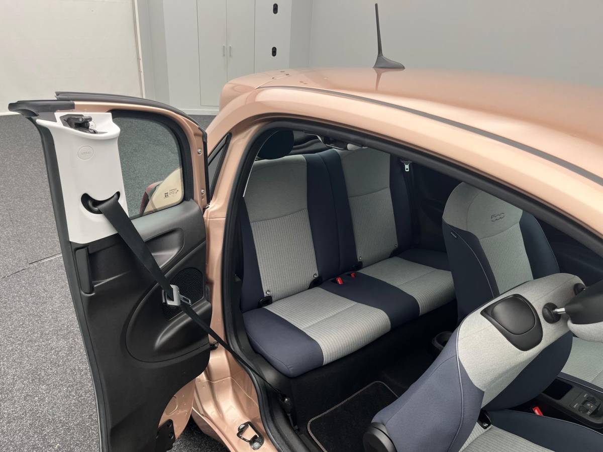 Fiat 500 Fiat 500 3+1 Icon 42 kWh | Navigatie | Climate Controle | 17 Inch | Parkeersensoren | Bluetooth | 40.959 Km!!