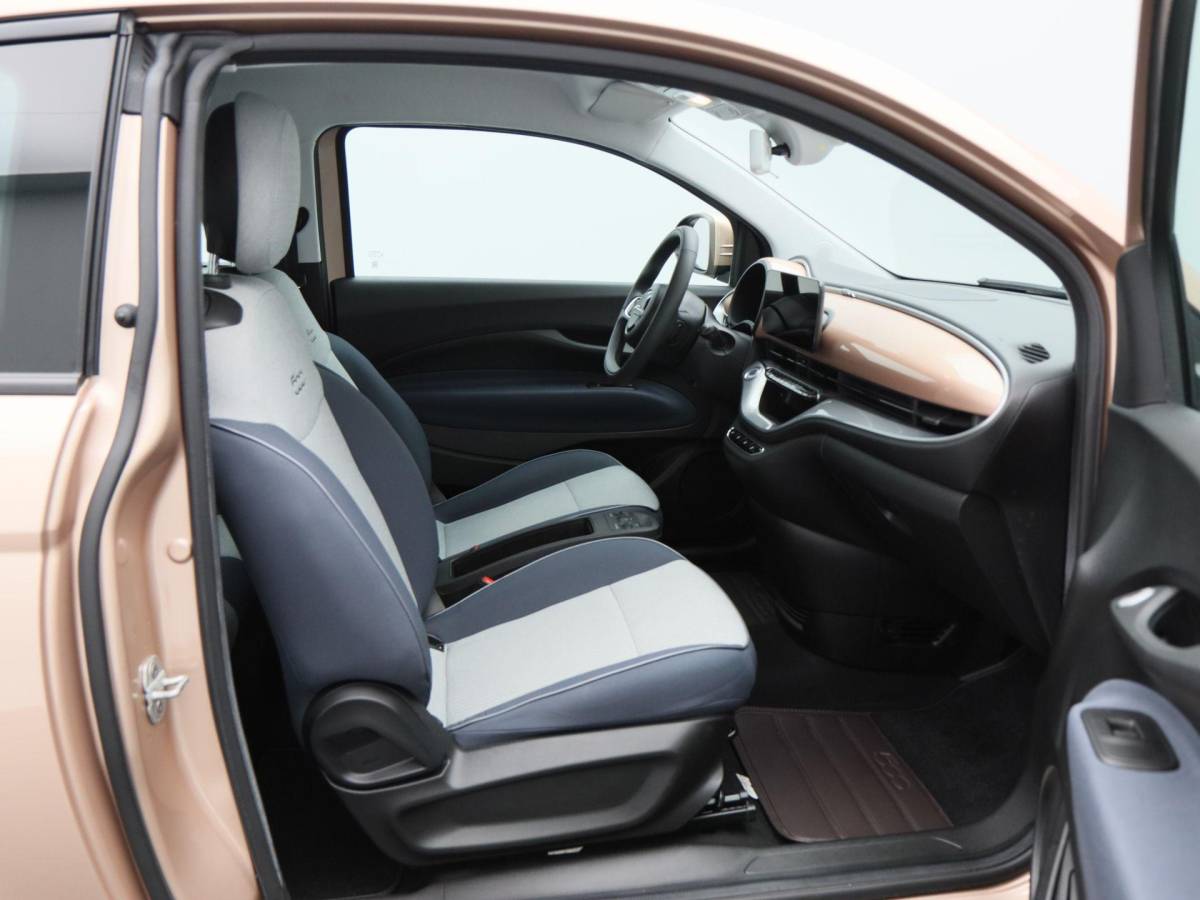 Fiat 500 Fiat 500 3+1 Icon 42 kWh | Navigatie | Climate Controle | 17 Inch | Parkeersensoren | Bluetooth | 40.959 Km!!